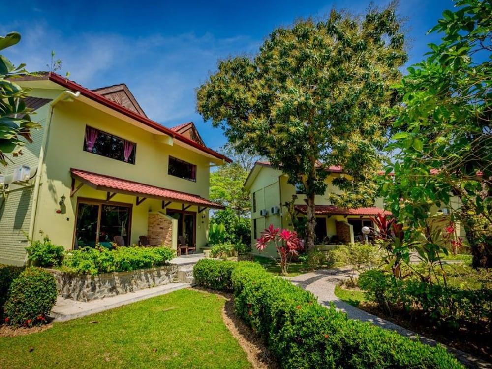 Beringgis Beach Resort & Spa Papar Exterior photo