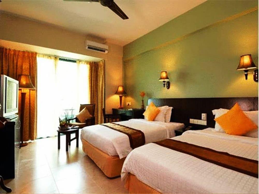 Beringgis Beach Resort & Spa Papar Exterior photo