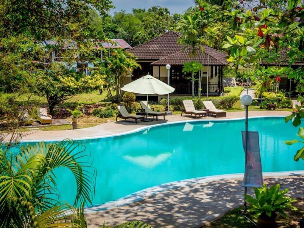Beringgis Beach Resort & Spa Papar Exterior photo
