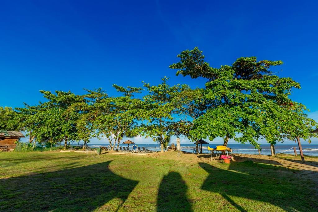 Beringgis Beach Resort & Spa Papar Exterior photo